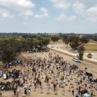 Rishpon. Familiares visitan el sitio conmemorativo de las víctimas asesinadas durante el festival de música Nova.
