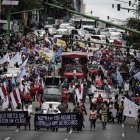 Integrantes de grupos sindicales y sociales protestan contra las políticas "neoliberales" del Gobierno del presidente Rodrigo Chaves y por la falta de acceso al agua potable, en San José.