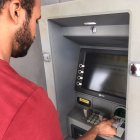 Servicios. Con una cuenta bancaria las personas acceden a una tarjeta y al retiro de dinero por cajeros.