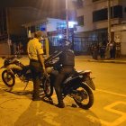 Referencial. Dos policías vigilan en un sector de la capital azuaya.