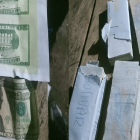 Las hojas impresas con la imagen del billete de 20 dólares y paquetes con billetes falsos fueron decomisadas en el operativo.