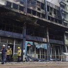 La fachada de una pensión tras sufrir un incendio este viernes en Porto Alegre (Brasil).