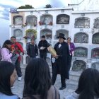 El panteonero es uno de los personajes que participa en el recorrido. Tanto jóvenes como adultos acuden a estos sitios para conocimiento cultural.