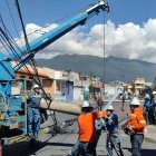 Cambio. Personal de la EEQ reemplazó los postes caídos.