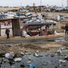 Rafah. Palestinos caminan junto a un derrame de aguas residuales.