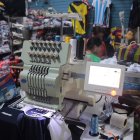 Local. Uno de los negocios en el centro de Guayaquil que hace uniforme, estampa y borda las prendas.