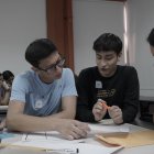 Trabajo. Los estudiantes se agrupan para revisar las nuevas tendencias de consumidores en redes sociales.