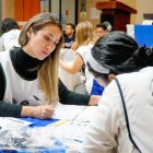 Personal del Consejo Nacional Electoral (CNE) en el escrutinio de las actas de las juntas receptoras del voto.