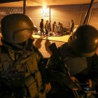 Foto de archivo en la que militares ecuatorianos realizan un operativo de control de armas y respetar el toque de queda por las calles de Quito.