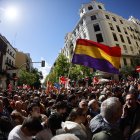 MADRID, 27/04/2024.- Simpatizantes del PSOE se concentran en los alrededores de la sede socialista de Ferraz para mostrar su apoyo al presidente del Gobierno, Pedro Sánchez, en el marco de la celebración de un Comité Federal del partido, este sábado en Madrid. EFE/Rodrigo Jiménez