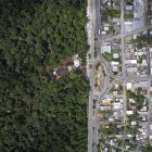 AME827. MANAUS (BRASIL), 27/04/2024.- Fotografía aérea tomada con un dron que muestra la división entre la selva amazónica y la ciudad frente al Museo Amazonas, el 22 de abril de 2024, en la ciudad de Manaos (Brasil).Un museo de la ciudad brasileña de Manaos le ofrece al visitante una completa inmersión en la Amazonía, al permitirle ver, oler, sentir y hasta abrazar parte de la enorme biodiversidad de la mayor selva tropical del mundo. Se trata del Museo de la Amazonía (MUSA), un jardín botánico de 100 hectáreas ubicado dentro de la reserva forestal Adolpho Ducke, uno de los santuarios ambientales más importantes de Brasil y que limita con el casco urbano de Manaos, la mayor ciudad amazónica. EFE/ Isaac Fontana