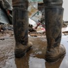Nairobi (Kenya), 27/04/2024.- People gather around the body of a man which was discovered as the flooded Gitathuru River receeded three days after heavy rainfall broke its banks damaging the surrounding neighborhoods, in Mathare, Nairobi, Kenya, 27 April 2024. According to the Kenya Red Cross Society, the flooding left at least 75 dead as more bodies continue to be discovered, and more than 100,000 people have been affected by the March-May rains that continue to rise, including over 40,000 people displaced. Kenya"s meteorological department predicts more heavy rainfall as floods continue to destroy properties in various parts of the country. (Inundaciones, Kenia) EFE/EPA/Daniel Irungu ATTENTION: GRAPHIC CONTENT