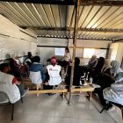 El equipo de MSF conversa con un padre y su hijo (tiene una pierna lastimada), en el establecimiento de MSF en Al Mawasi, Franja de Gaza.