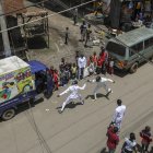 El esgrimista profesional keniano Isaac Mburu Wanyoike (d) entrena con miembros adolescentes del club Tsavora Fencing Mtaani en las calles del barrio marginal de Huruma en Mathare.