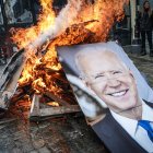 Suceso. El rostro de Joe Biden también fue lanzado a la hoguera.