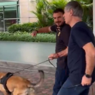 La llegada de Ariel Holan a Guayaquil con su mascota Pocho.