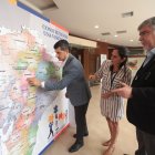 Ejecutivos. Miguel González, actual presidente de CEE, revisa el mapa, acompañado de Gabriela Uquillas y Francisco Jarrín.