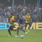 Joao Rojas y Romario Caicedo en una disputa por el balón.