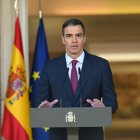 El presidente del Gobierno, Pedro Sánchez, durante su comparecencia institucional en La Moncloa, en la que ha comunicado este lunes que ha decidido seguir al frente del Ejecutivo.