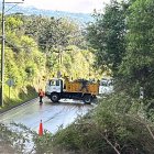 Desde la noche del 28 de abril se registran los deslizamientos de tierra en la vía Intervalles.