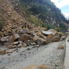 La vía Cuenca- Gualaceo- Plan de Milagro está cerrada en el sector de San Francisco.