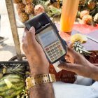 ACOMPAÑA CRÓNICA: VENEZUELA ECONOMÍA. AME6888. CARACAS (VENEZUELA), 31/12/2023.- Un hombre hace un cobro con una tarjeta de débito en su negocio, el 28 de diciembre de 2023, en Caracas (Venezuela). ¿Cédula? ¿Clave? Son las dos preguntas a las que hay que responder de viva voz en Venezuela si se compra algún producto y se paga con tarjeta, desde un simple café o una pieza de pan, hasta un televisor, una prenda de vestir o una comida en un restaurante. EFE/ Rayner Peña R.