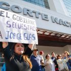 Simpatizantes del exvicepresidente Jorge Glas se manifiestan en los exteriores de la Corte Nacional de Justicia en Quito (Ecuador).
