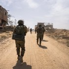 Gaza. Soldados israelíes transitan por un largo camino en la Franja.