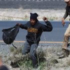 Ciudad Juárez. Un viajero ilegal intenta escapar de agente migratorio.