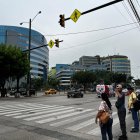 A las personas se les complica cruzar en las avenidas