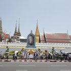 Un grupo de turistas se protege del sol en el Gran Palacio de Bangkok en medio de la fuerte ola de calor que golpea Tailandia y el sureste de Asia.