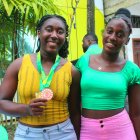 Belsy Quiñónez (i) es el orgullo de San Lorenzo. Regresó a su ciudad natal con las medallas alcanzadas en Bolivia.