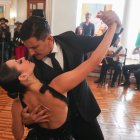 Una pareja baila tango en la Embajada de Argentina en Bolivia durante el anuncio en La Paz del segundo "Encuentro entre Culturas"