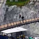 Cámara del ECU 911 captó el momento en que una persona estaba sobre el puente del parque Cumandá