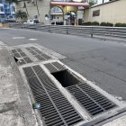 Una parte de la rejilla sobre la vía ha sido retirada.