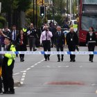 La policía se encuentra en el lugar de un incidente que involucró a un hombre con una espada, en Hainault, al este de Londres, Gran Bretaña, el 30 de abril de 2024.