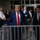 El expresidente de EE.UU. Donald Trump (c) habla este martes con la prensa previo al incio de la tercera semana del juicio penal en su contra en una corte de Nueva York.