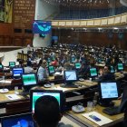 Pleno. La bancada de gobierno, a través de la asambleísta Nicole Saca, mocionó la destitución del exministro Fernando Santos Alvite.