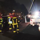 Bomberos y agentes de tránsito se encuentran en el sitio para atender este choque múltiple.