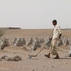 Un especialista en búsqueda de minas, recorre un campo en busca de estos artefactos explosivos.