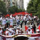 La marcha de los trabajadores avanzó por la avenida 9 de octubre y Pedro Carbo, parqa finalizar en el parque Centenario