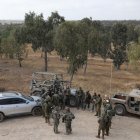 Un grupo de soldados israelitas desplazados en la Franja realizan una para en un punto determinado del enclave palestino.