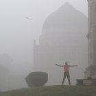 En la imagen de archivo, un hombre hace ejercicio temprano en el jardín Lodhi de Nueva Delhi (la India).