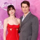 Anne Hathaway y Nicholas Galitzine.