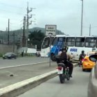 Momento exacto en el que la unidad cruzó el parterre para llegar al carril contrario.