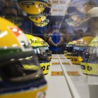 Un niño observa los cascos que pertenecieron al piloto brasileño Ayrton Senna en una exhibición en honor al piloto en el Circuito de Interlagos.