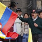 El presidente Gustavo Petro, ondea una bandera nacional colombiana en medio de su discurso al final de una marcha con motivo Día Internacional de los Trabajadores este miércoles.