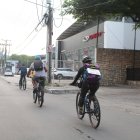 Ruta. Ciclistas del grupo Masa Crítica se movilizaron por la avenida Carlos Julio Arosemena.