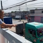 Jeferson Pacho señala que esta larga fila de tráileres es de lunes a viernes.