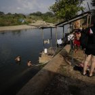 Migrantes se bañan luego de cruzar la selva del Darién con rumbo a los Estados Unidos, el 9 de abril de 2024, en el poblado de Bajo Chiquito (Panamá).